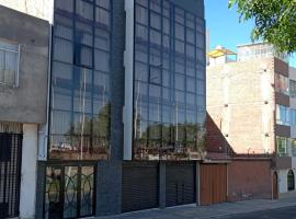 Hospedaje "Residencial Aeropuerto" en Arequipa, Perú，位于Zamacola的带热水浴缸的酒店