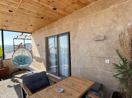Stylish Loft Apartment with Private Terrace, Hotel in Erdemli