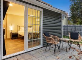 Modern Home with Fast WiFi & Private Patio, hotel a Pittsfield