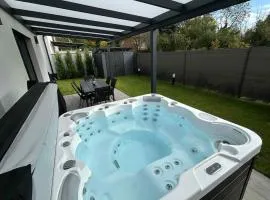 Waikiki Apartman House with Jacuzzi