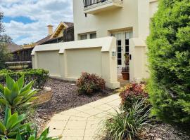 Burnside Garden City BGC Stay by Chelsey Perry, hotel in Rose Park