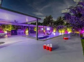 Luxury Villa Solara w Heated Pool Hot Tub BBQ