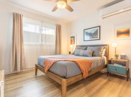 Mid Century 1BR Apt w Patio Near LAX Playa Vista Beach, hotel in Los Angeles