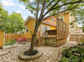 Spacious 8 bed stay - HOT TUB, Patio, 3 full bathrooms in Moncton, hotel en Moncton