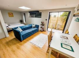 Modern Self Contained Garden Annexe Sleeps up to 4, hotel v destinaci Lower Sydenham Station