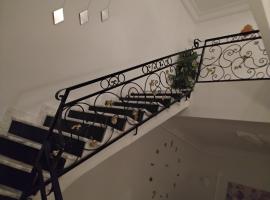 Stunning Sea & Mountain View Duplex in Hammam Lif, huisdiervriendelijk hotel in Hammam-Lif