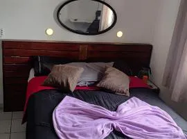 Suíte Nostalgia Ar refrigerado TV55" Canais free Pousada Tijucas Lua Encantada