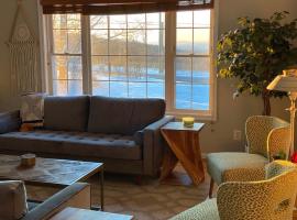 Blue Mountain Getaway Hot tub, Winery, Game Room، فندق في Shenandoah Farms