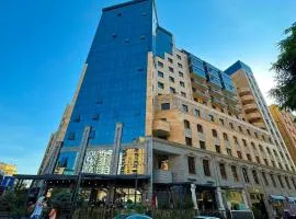 Deluxe Modern 1 bedroom Apartment + Balcony, By Republic Square, Middle of City Center