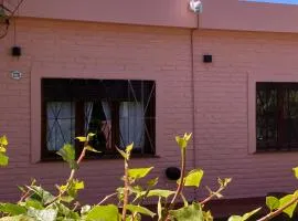 Encantadora y espaciosa casa a dos cuadras de la Laguna, con pileta compartida