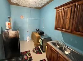 One Bedroom Apartment at Doreen Ranch, hotel com estacionamento em Four Paths