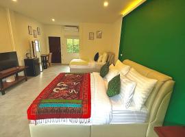 The Simple Place - King and Twin, hotel con campo de golf en Klong Muang Beach