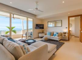 C242 Panoramic Sea View 2BR Infinity Pool & Gym, hotel i Mae Nam