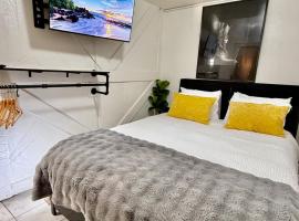 Las Casita-Cozy Apartment near Airport, Downtown, UTEP, Fort Bliss, hotel in El Paso