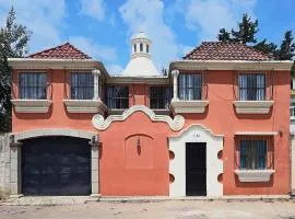 Casa tipo colonial en las faldas del cerro del baul