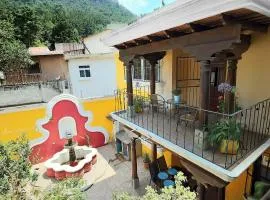 Casa tipo colonial en las faldas del cerro del baul