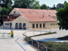 Královický Dvůr, hotel ve Slaném