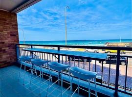 Beachfront Getaway with Views, Pool & Tennis Court, hotel in Newcastle