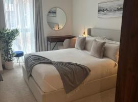Entire Prestige Apartment in Poole Quay - Free Parking, Fast WiFi, Smart TV & Netflix, hotel in Poole