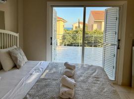 Onyx Beach Villa - Cozy 2BR - Walk to Beach, hôtel à Meneou
