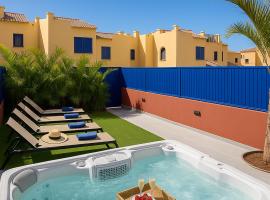 Beach and Golf Holiday Home with private jacuzzi，位于马斯帕洛马斯的酒店