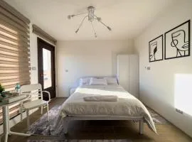 33A4. Rooftop Studio w Terrace Green Views