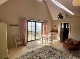 Luxury Guesthouse, 30 min from Copenhagen, hotel com piscinas em Stenl&oslash;se