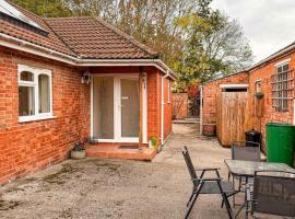 Three Bedroom Bungalow ideal for families or contractors Highbridge, hotel v mestu Highbridge