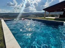 Refúgio na montanha com piscina em Extrema