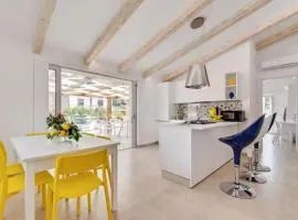 OrangeSun Holiday Home x12 with parking