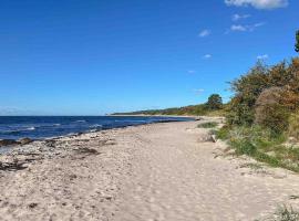 4 Bedroom Stunning Home In Aakirkeby, hotel with hot tubs in Vester Sømarken