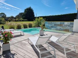 Villa MINA avec piscine privée proche mer、La Garnacheのホテル