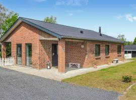 Nice Home In Fårvang With Outdoor Swimming Pool، فندق في Fårvang