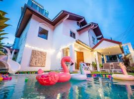 Villa 53 Wongamat 4BR, 300M from The beach, hotel in Pattaya North