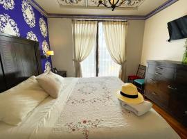 Hotel Azul de la Plaza by Chat Noir, отель рядом с аэропортом Международный аэропорт Марискаль Ламар - CUE 
