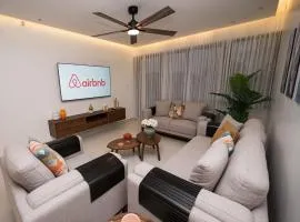 Urban Elegance, Family Comfort, 10 min Airport