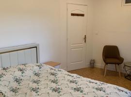 Elegant and cozy city center B&B, ξενοδοχείο σε La Ferte-sous-Jouarre