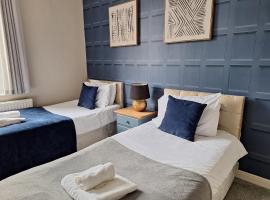 The Hampton Beautiful 3 Bedroom House with Conservatory & Garden, hotel in Scarborough