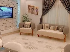 شقه فندقيه3غرف وشرفه بفيلا الشيخ زايد أمام زد بارك