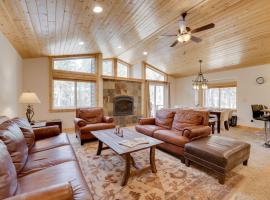 Near Donner Lake & Skiing: Soda Springs Cabin! โรงแรมในSoda Springs