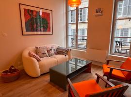 Appartement de charme en plein c&oelig;ur du centre historique - Parking Public Gratuit -, acomoda&ccedil;&atilde;o com cozinha em Avallon