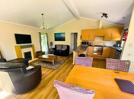 Family Friendly Lodge sleeping 5 with Hot Tub - Devon, hotel in Chudleigh