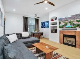 Fabulous King 2BR-2BA-2Car Legacy Villa near Pool