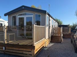 The Pearl Lodge & Hot Tub، فندق مع أحواض استحمام ساخنة في Warton