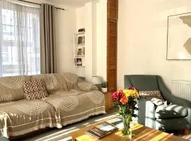 3-Bed Entire Garden Home, Walk to Beach