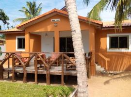 Waterfront 4BR Retreat in Ada Foah, chalupa v destinaci Yakakope