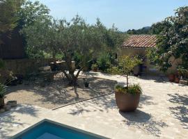 Bastidon, Petite bastide pour 2 avec bassin et jardin privé, hôtel à Crillon-le-Brave