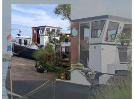 B&B Teddy "Prachtig authentiek woonschip uit 1912, 15 minuten van Amsterdam"
