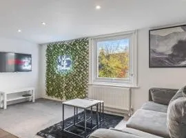 Comfy and Bright 2-Bed Home Near City Centre