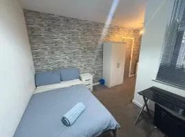 Room in centre of Derby